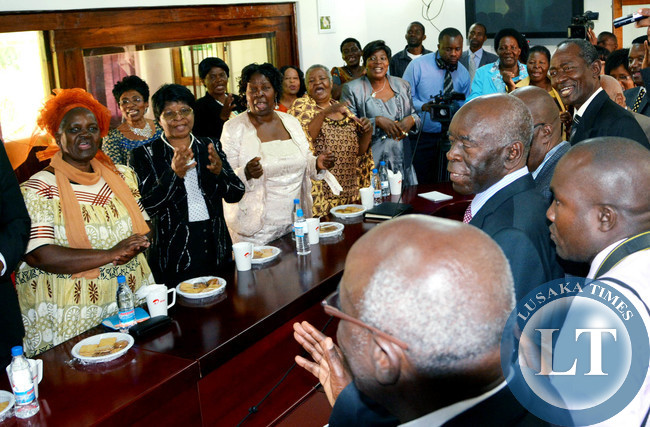 Zambia : KK meeting his former Statehouse employees in ...