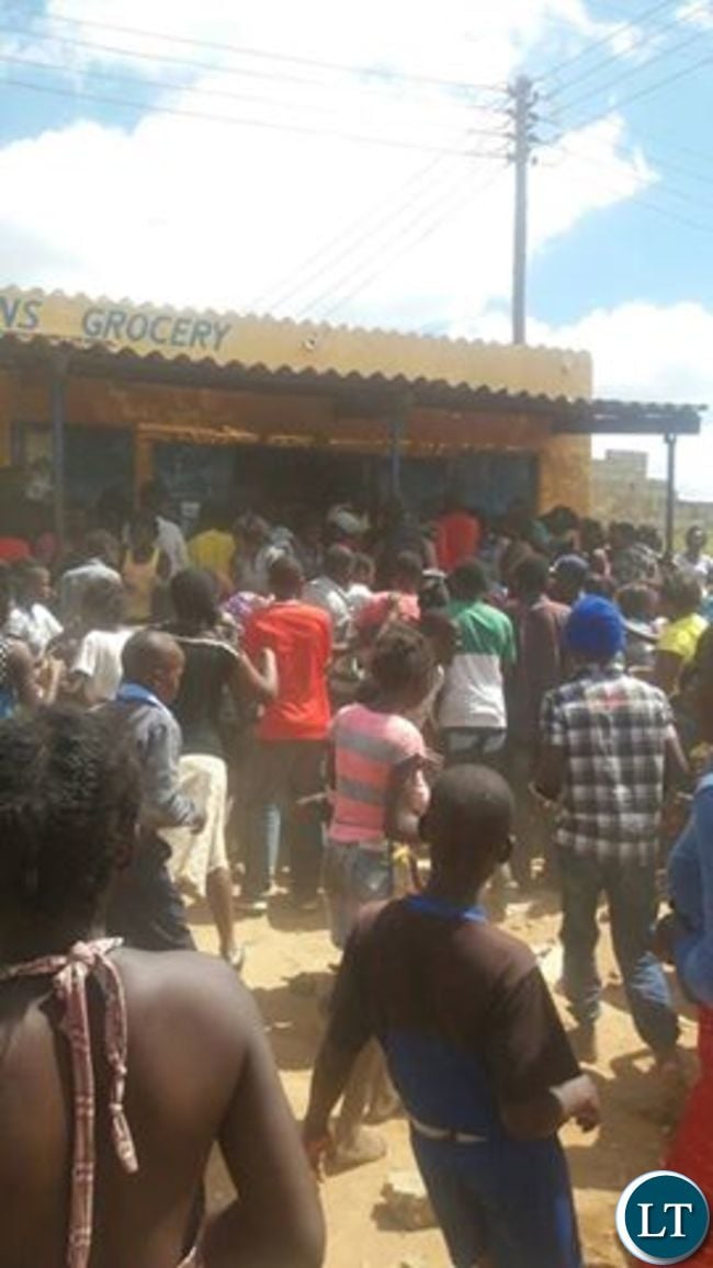 People looting shops in Zingalume